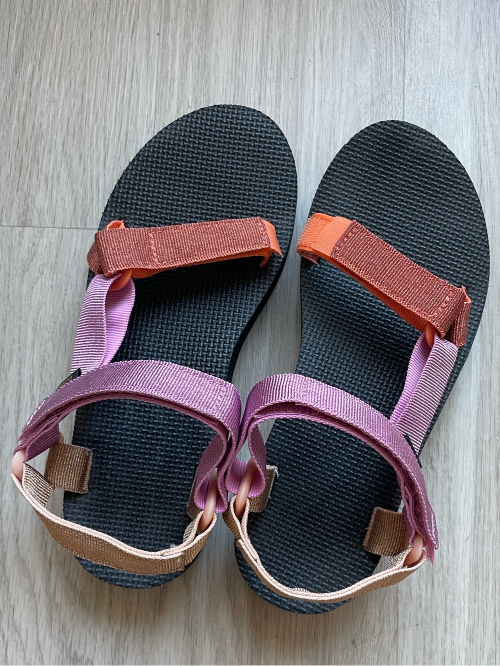 NWOT midform metallic Teva’s